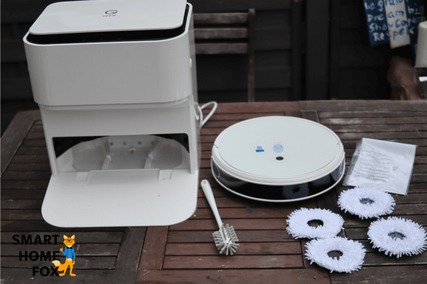 Gesamter Lieferumfang der Yeedi Mop Station liegt